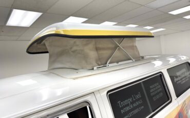Volkswagen-Type-2-1976-Cream-Saddle-15