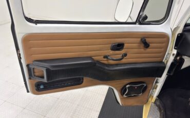 Volkswagen-Type-2-1976-Cream-Saddle-18