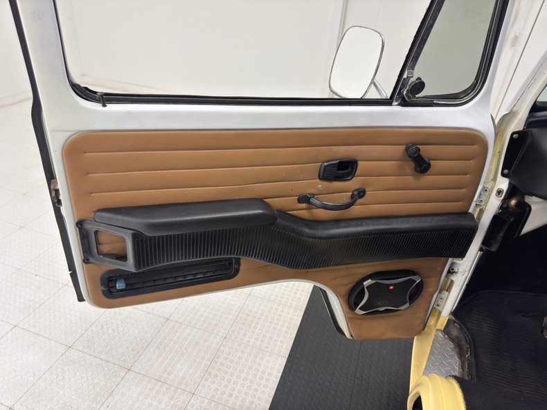 Volkswagen-Type-2-1976-Cream-Saddle-18