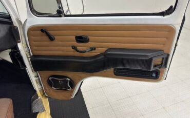 Volkswagen-Type-2-1976-Cream-Saddle-19