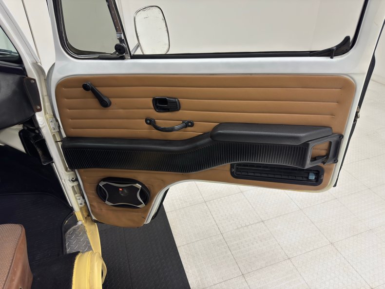 Volkswagen-Type-2-1976-Cream-Saddle-19