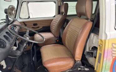 Volkswagen-Type-2-1976-Cream-Saddle-20