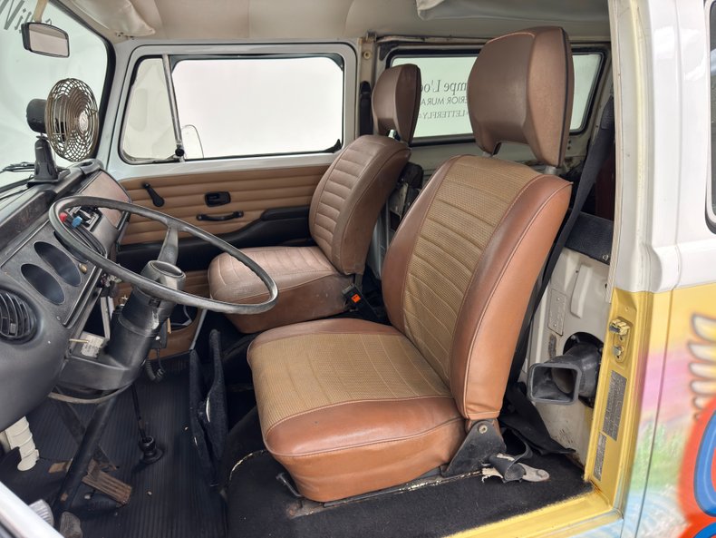 Volkswagen-Type-2-1976-Cream-Saddle-20