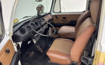 Volkswagen-Type-2-1976-Cream-Saddle-21