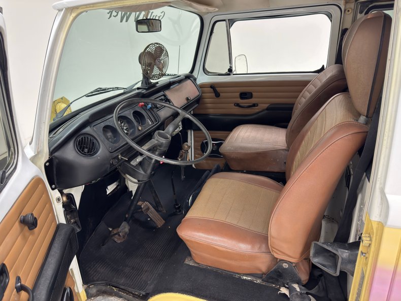 Volkswagen-Type-2-1976-Cream-Saddle-21