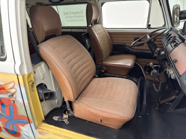 Volkswagen-Type-2-1976-Cream-Saddle-43