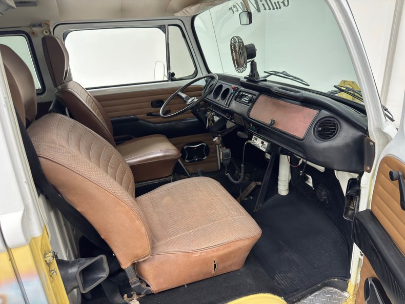 Volkswagen-Type-2-1976-Cream-Saddle-44