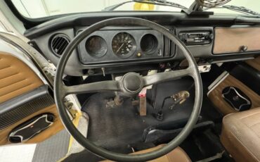 Volkswagen-Type-2-1976-Cream-Saddle-45