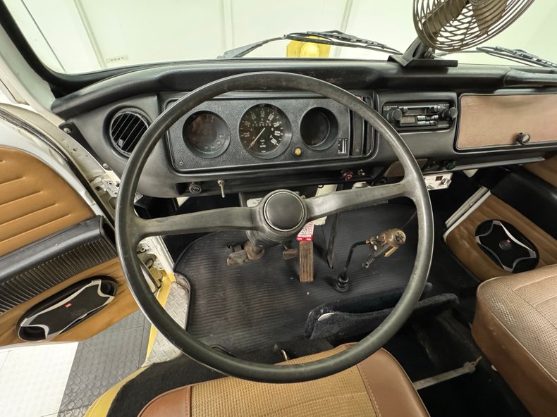 Volkswagen-Type-2-1976-Cream-Saddle-45