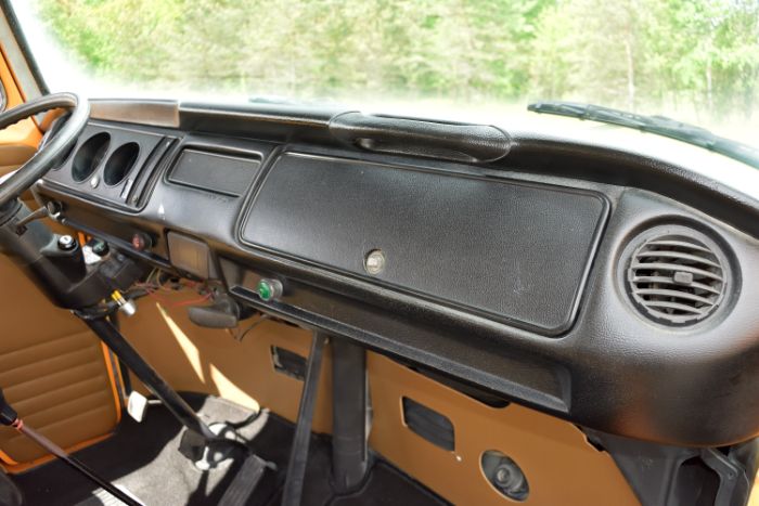 Volkswagen-Van-1977-Orange-34