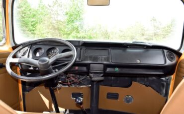Volkswagen-Van-1977-Orange-9