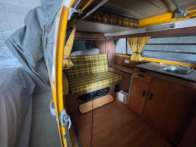 Volkswagen-Vanagon-1977-YellowPastel-White-12