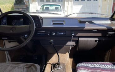 Volkswagen-Vanagon-1980-Creme-Brown-13