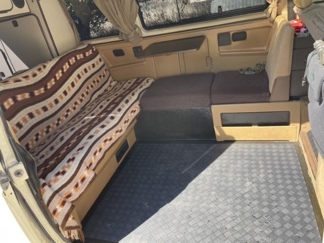 Volkswagen-Vanagon-1980-Creme-Brown-15