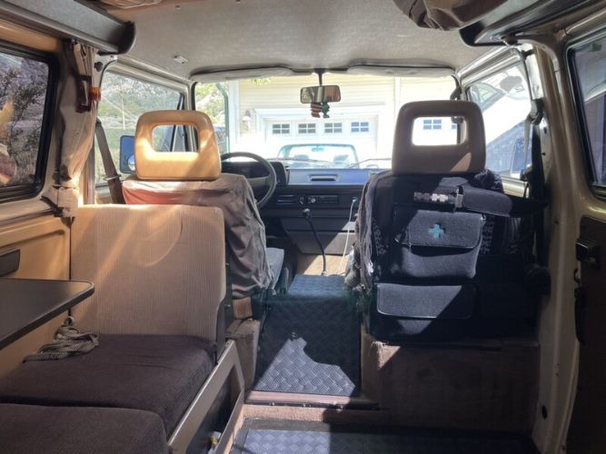 Volkswagen-Vanagon-1980-Creme-Brown-5