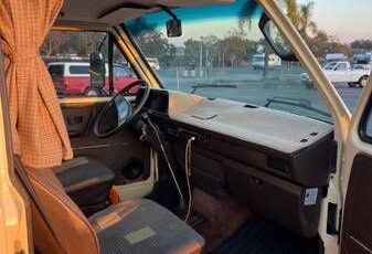 Volkswagen-Vanagon-1981-Yellow-14