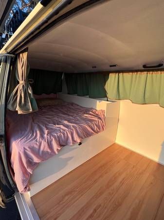 Volkswagen-Vanagon-1981-Yellow-17