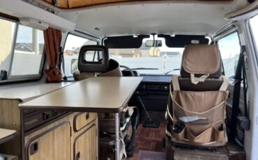 Volkswagen-Vanagon-1983-White-Brown-17