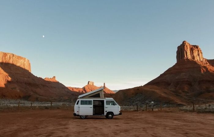Volkswagen-Vanagon-1983-White-Brown-4