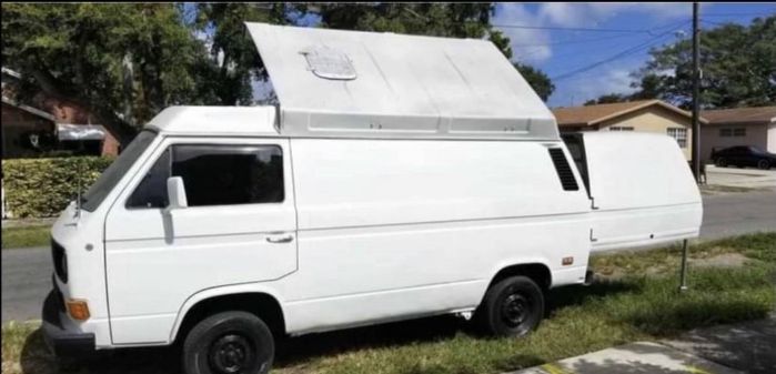 Volkswagen-Vanagon-1984-2