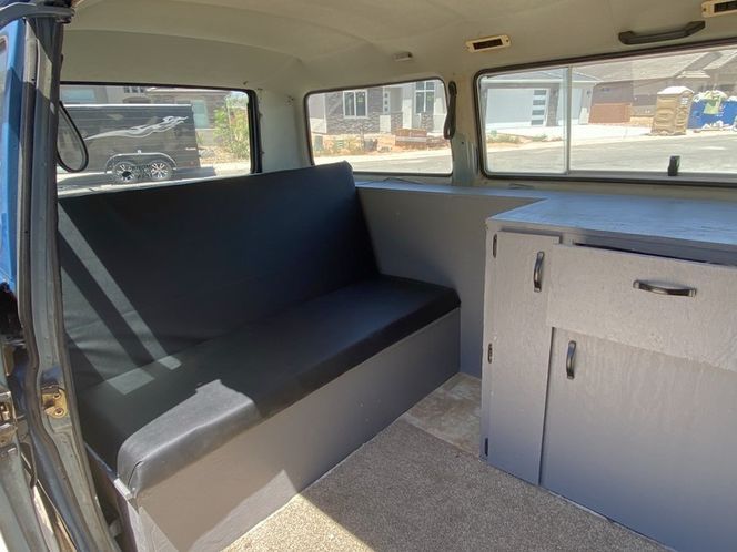 Volkswagen-Vanagon-1984-2