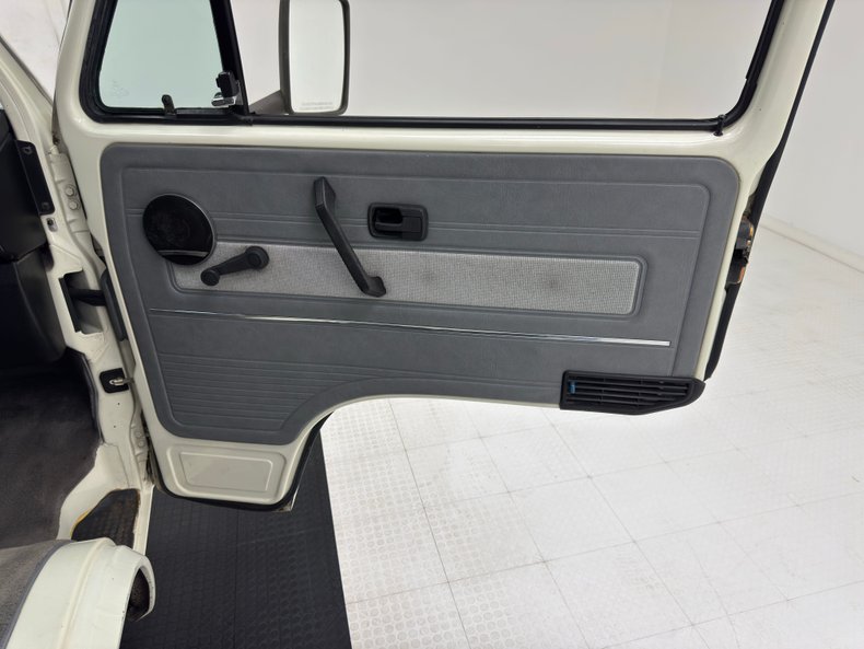Volkswagen-Vanagon-1987-Pastel-White-Gray-11