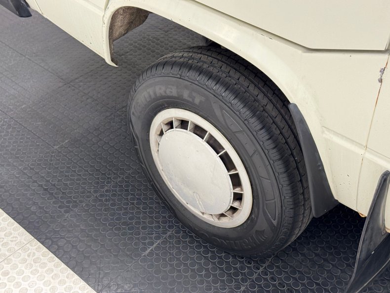 Volkswagen-Vanagon-1987-Pastel-White-Gray-23