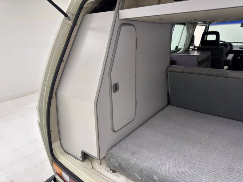 Volkswagen-Vanagon-1987-Pastel-White-Gray-31