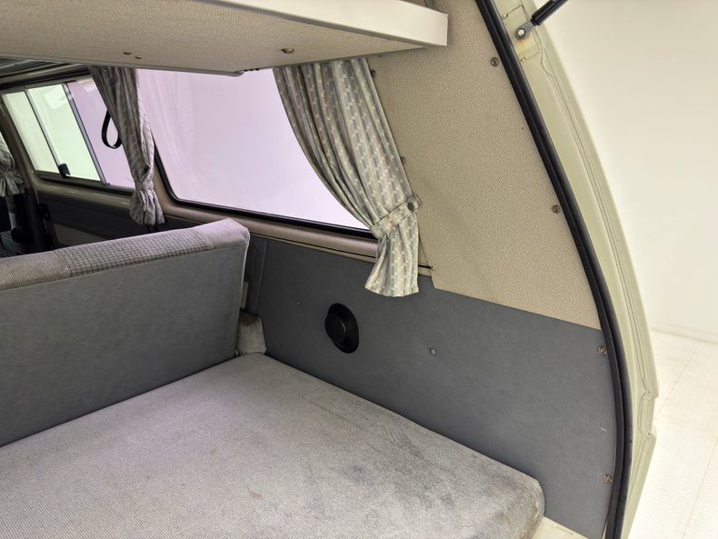Volkswagen-Vanagon-1987-Pastel-White-Gray-32