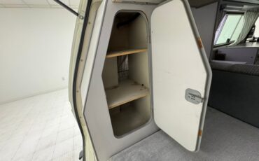 Volkswagen-Vanagon-1987-Pastel-White-Gray-35