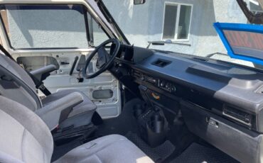 Volkswagen-Vanagon-westfalia-1990-white-12