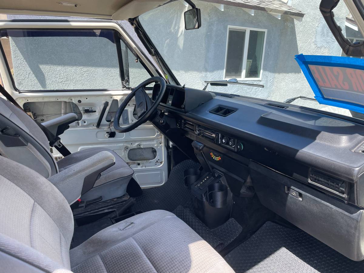 Volkswagen-Vanagon-westfalia-1990-white-12