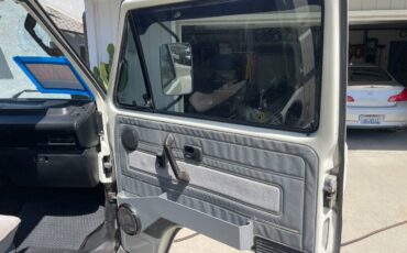 Volkswagen-Vanagon-westfalia-1990-white-13