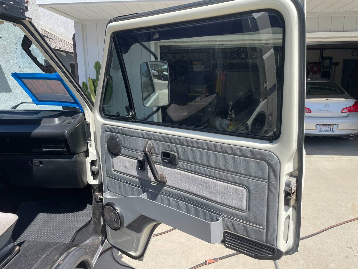 Volkswagen-Vanagon-westfalia-1990-white-13