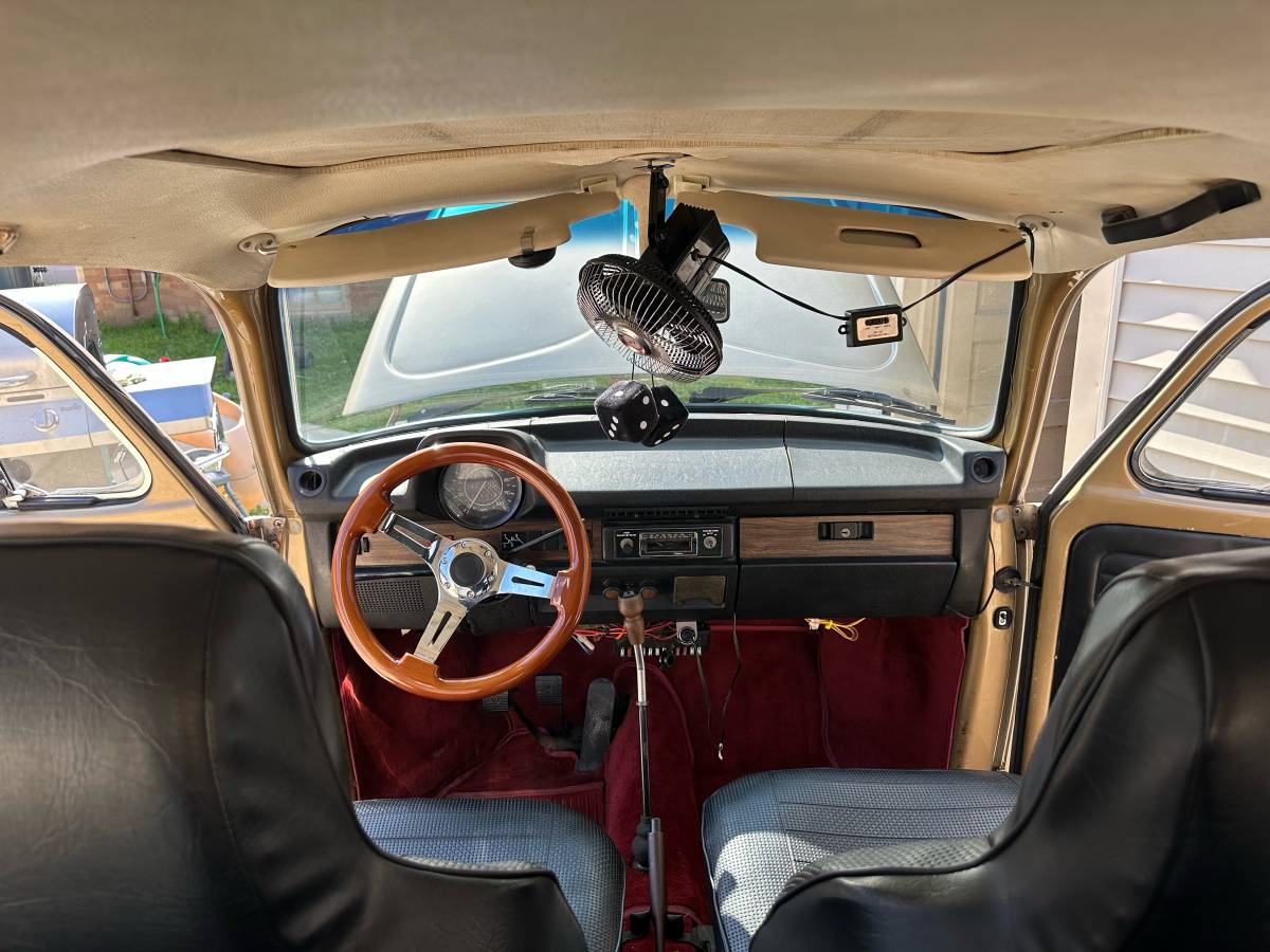 Volkswagen-super-beetle-1975-11