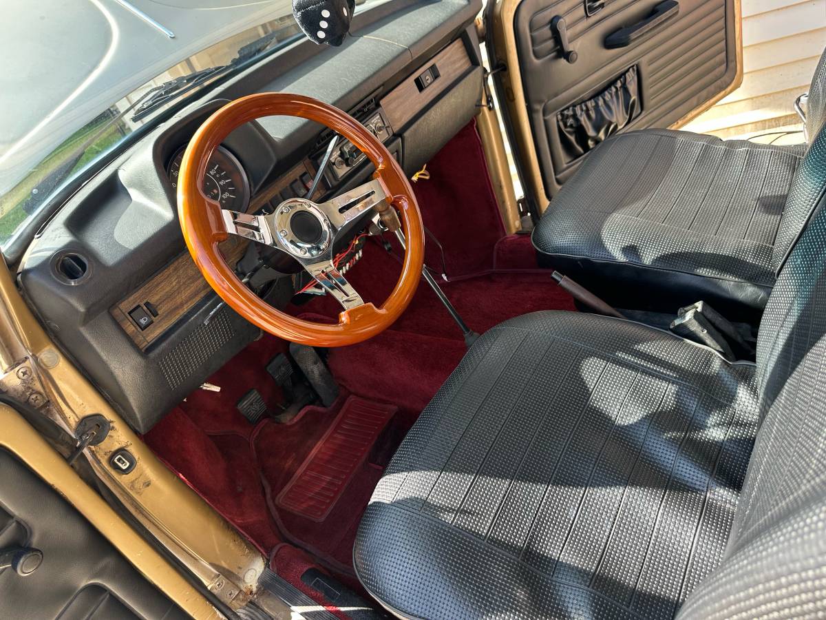 Volkswagen-super-beetle-1975-9