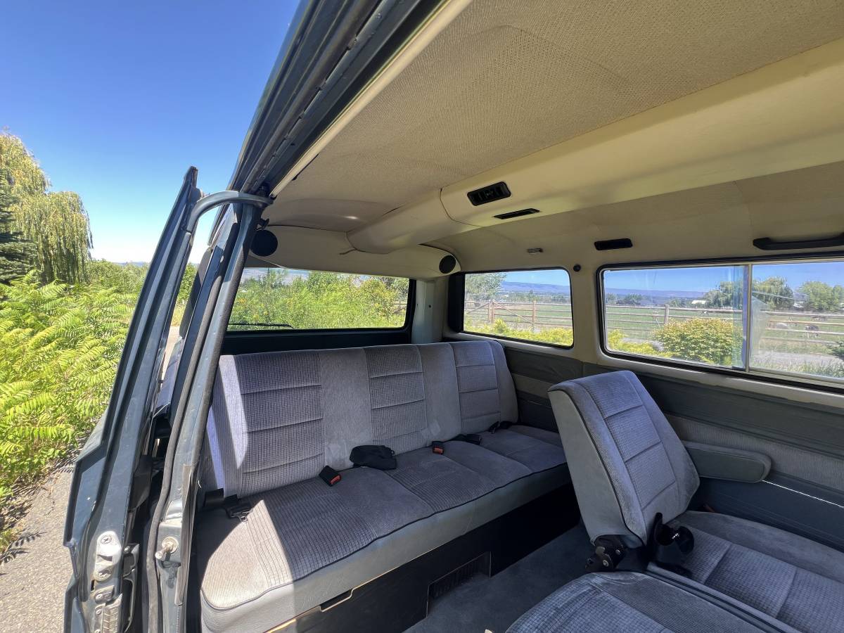 Volkswagen-vanagon-bus-1988-10