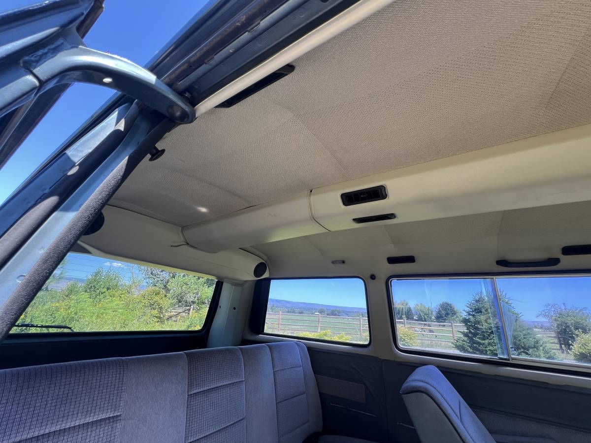 Volkswagen-vanagon-bus-1988-12