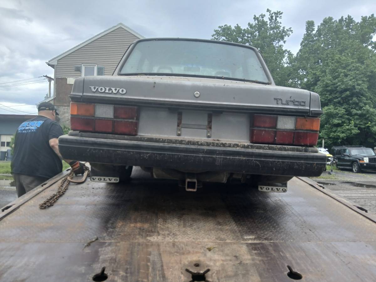 Volvo-1984-silver-1