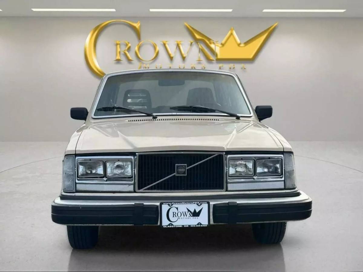 Volvo-240-1982-1