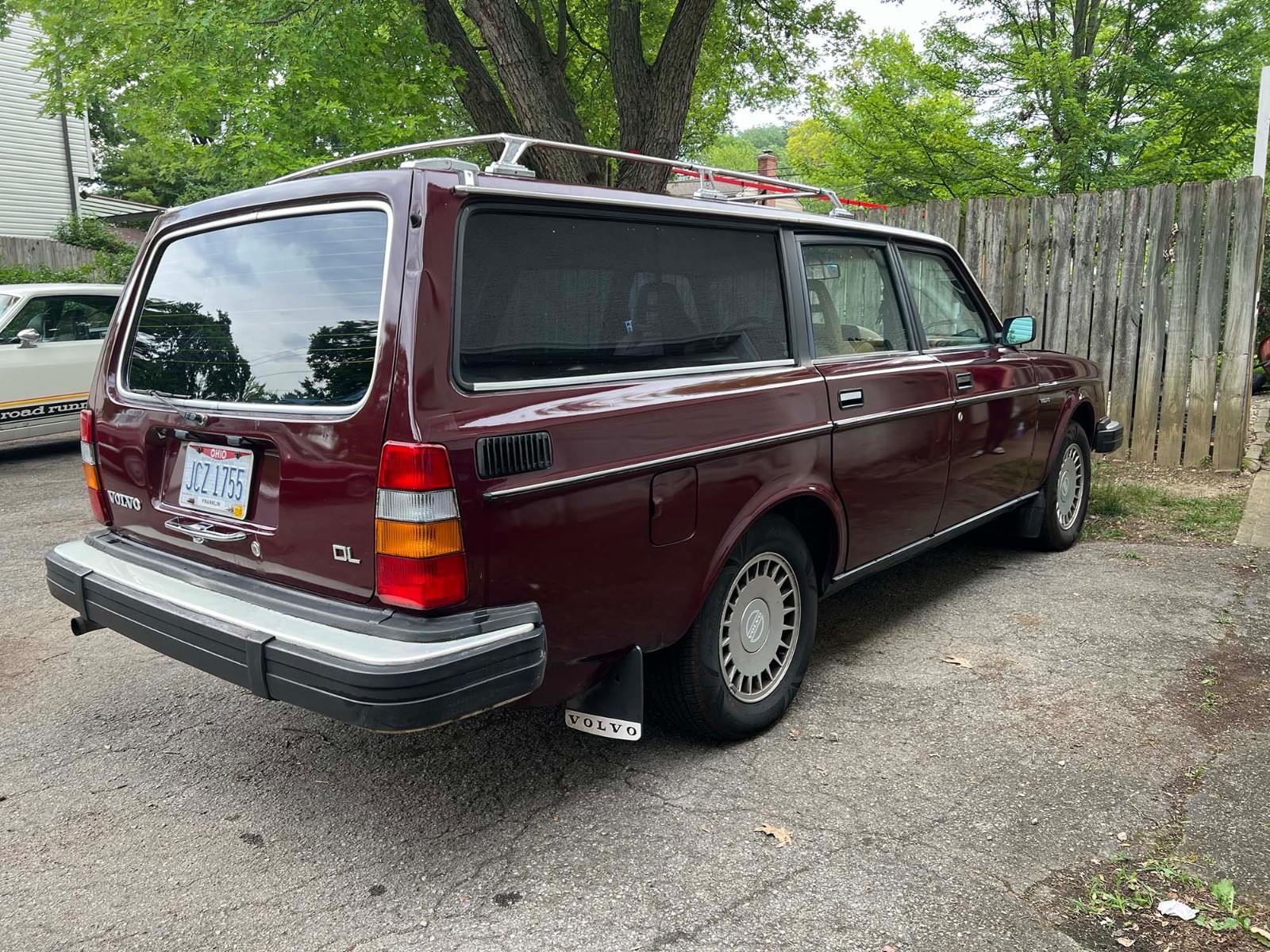 Volvo-240-1982-2