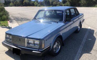 Volvo-240-1984-Blue-Blue