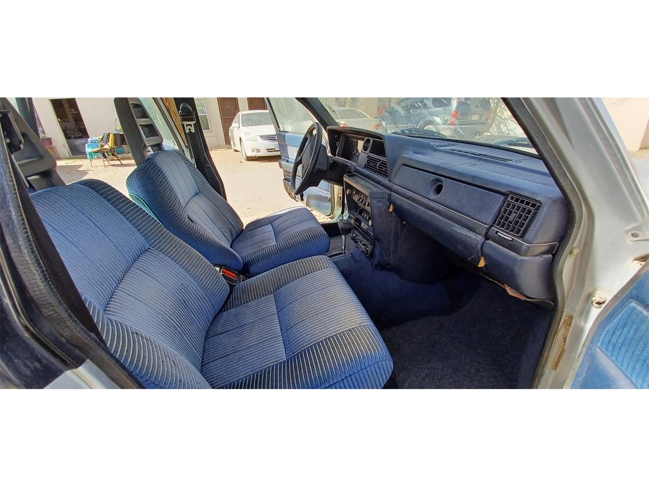 Volvo-240-1985-Silver-Blue-2