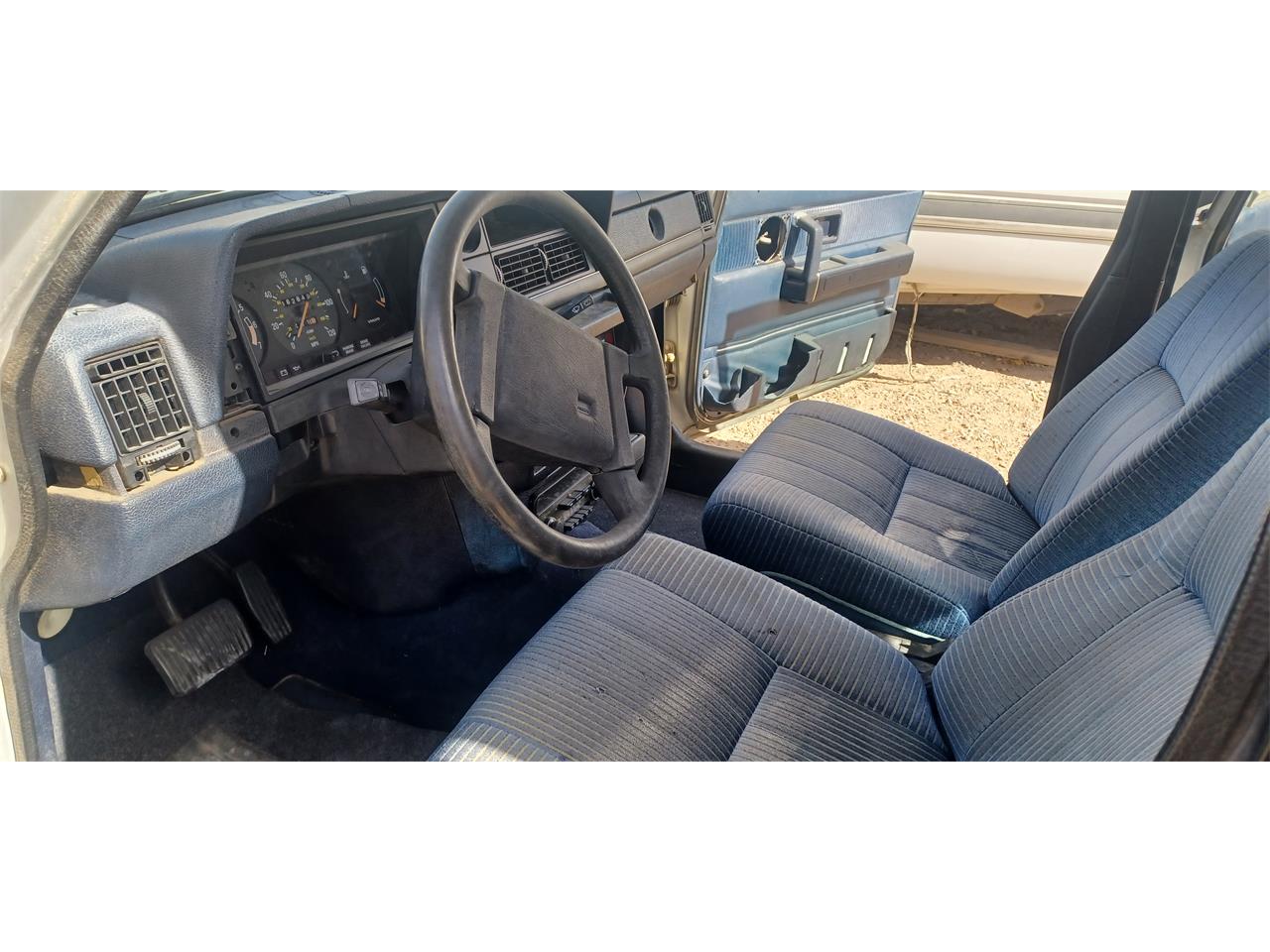 Volvo-240-1985-Silver-Blue-3