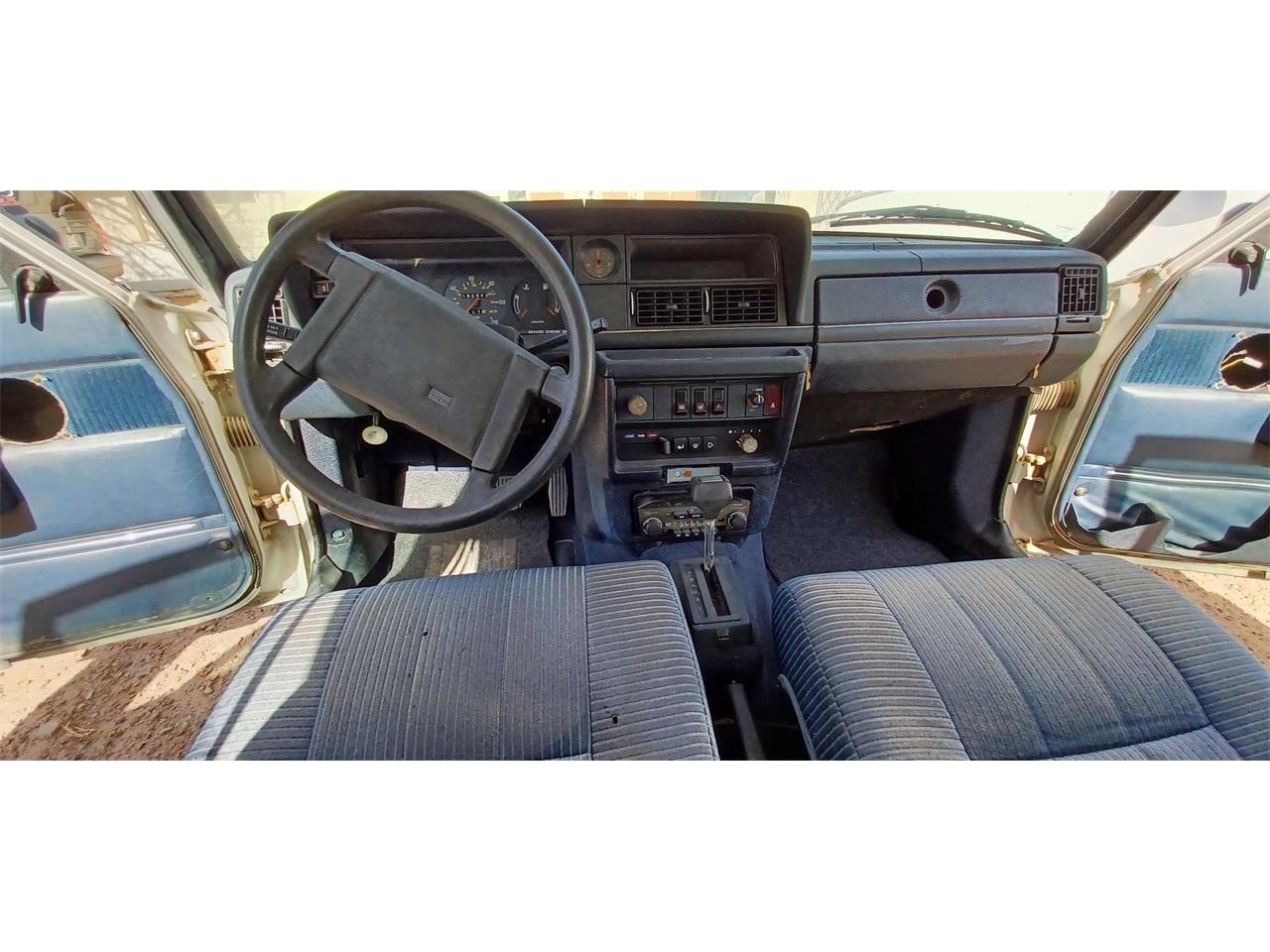 Volvo-240-1985-Silver-Blue-4
