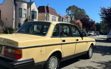 Volvo-240-1987-Yellow-10