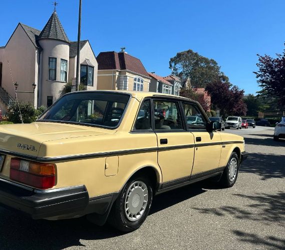 Volvo-240-1987-Yellow-10