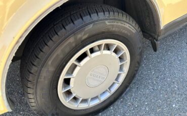 Volvo-240-1987-Yellow-11