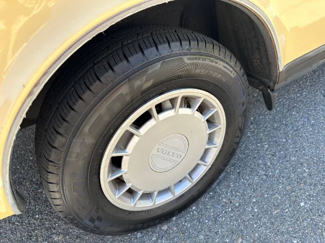 Volvo-240-1987-Yellow-11