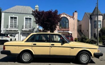 Volvo-240-1987-Yellow-16